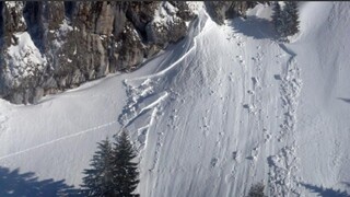 Pri páde lavíny v Tirolsku zahynul 14-ročný chlapec. Ďalší tínedžeri utrpeli zranenia